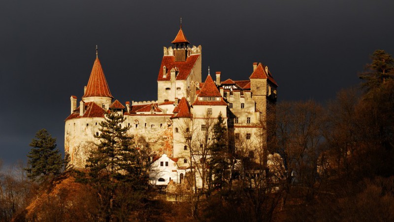 Il castello di Bran al confine tra Transilvania e Valacchia, in Romania. Ad esso s'ispirò Stoker per la descrizione della residenza di Dracula. Ma non è il vero castello di Vlad III