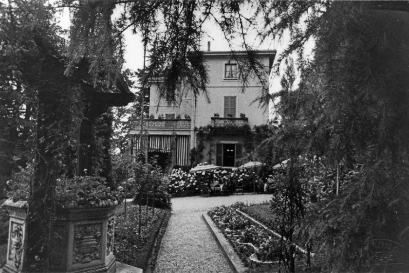 La casa di Morselli sul poggio di Santa Trinità al Sasso a Gavirate, costruita dal padre secondo un suo progetto. Morselli si occupava dell'ampio giardino e produceva persino un vino, etichettato come