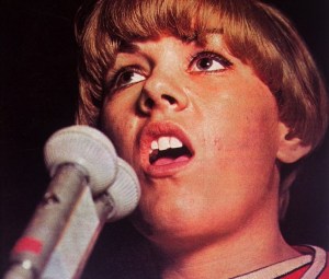 Caterina Caselli mentre cantava Nessuno mi può giudicare